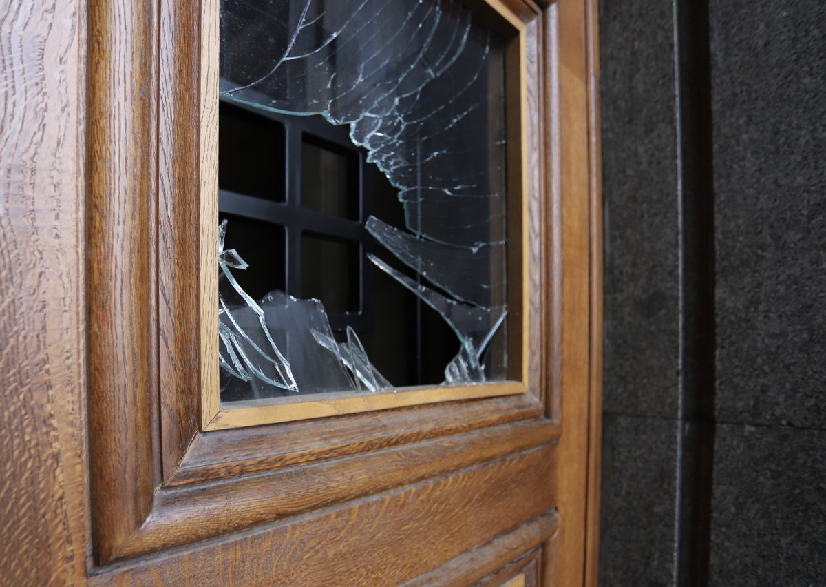 Със счупени стъкла и боя по фасадата осъмна сградата на бившия Партиен дом