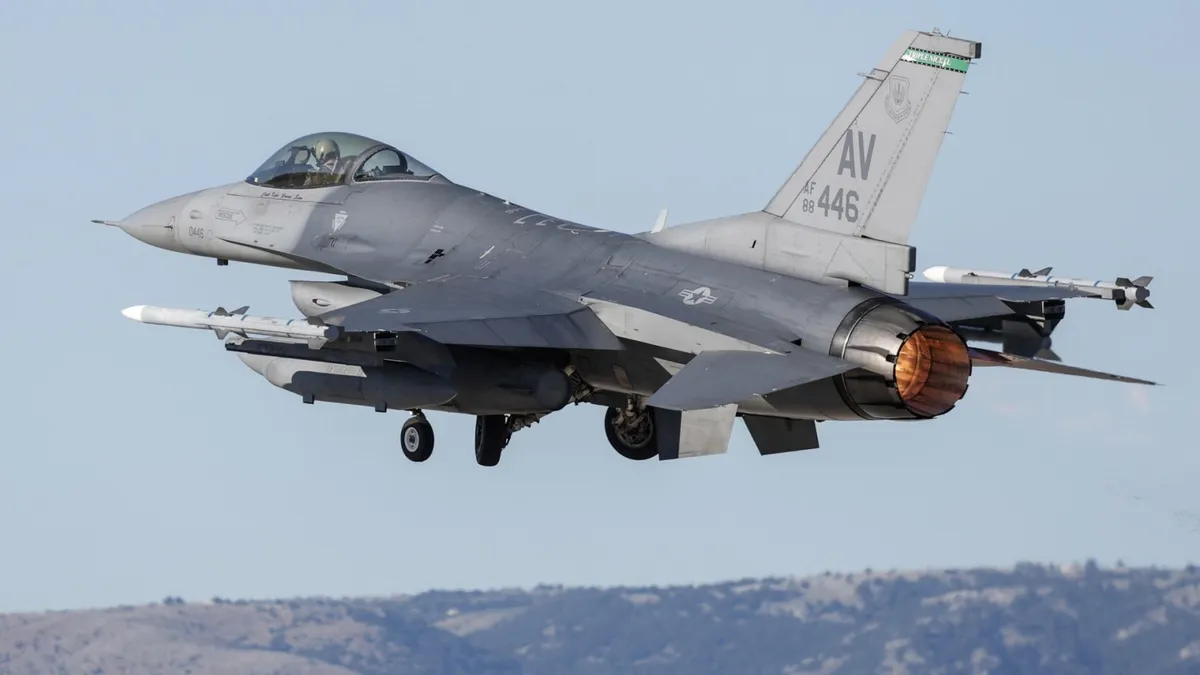 Съюзниците от НАТО започнаха да прехвърлят изтребители F-16 на Украйна 