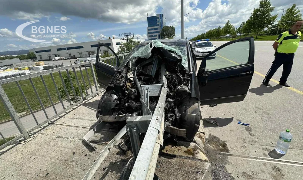 Шофьор оцеля по чудо при ужасяваща катастрофа в София 