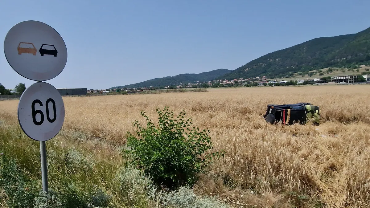 Шофьор от нивата се хвърли върху мантинелата край Варна