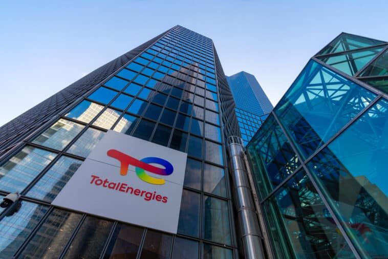 Френският TotalEnergies обвинен в захранване на атакуващи Украйна руски бомбардировачи с гориво