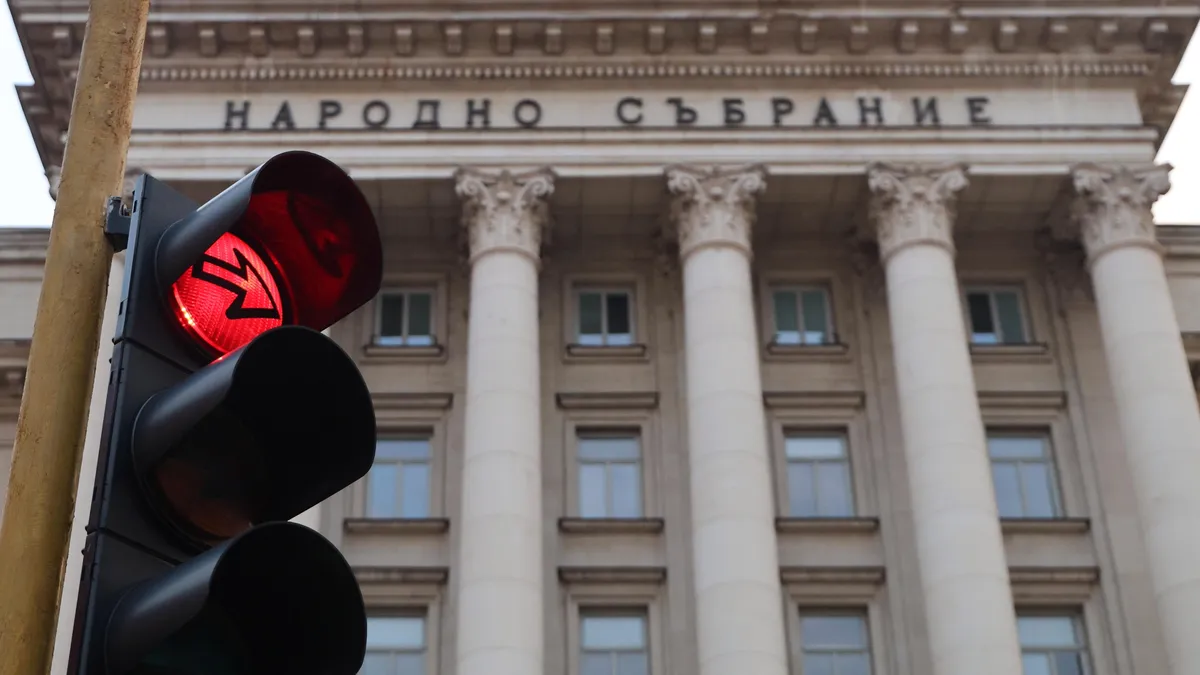 Силви Кирилов прекрати заседанието и свика лидерите на партиите в Народното събрание