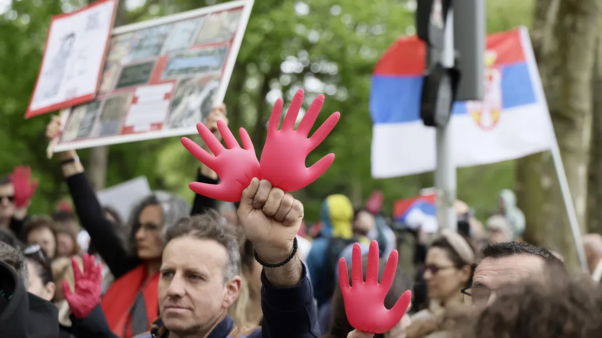 Синдикатите и студентите протестират в Белград 6 месеца след трагедията в Нови Сад