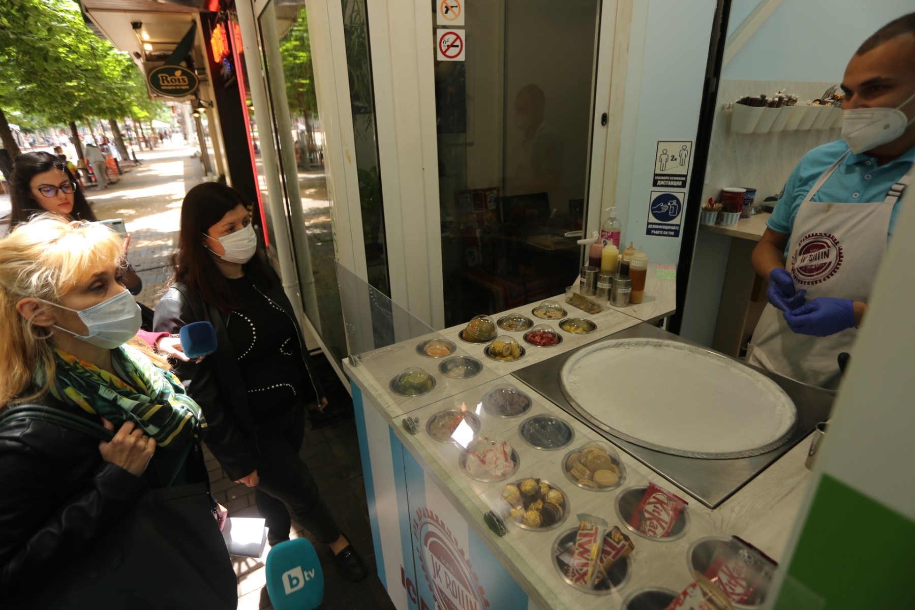Инспектори по храните атакуват сладоледа навън