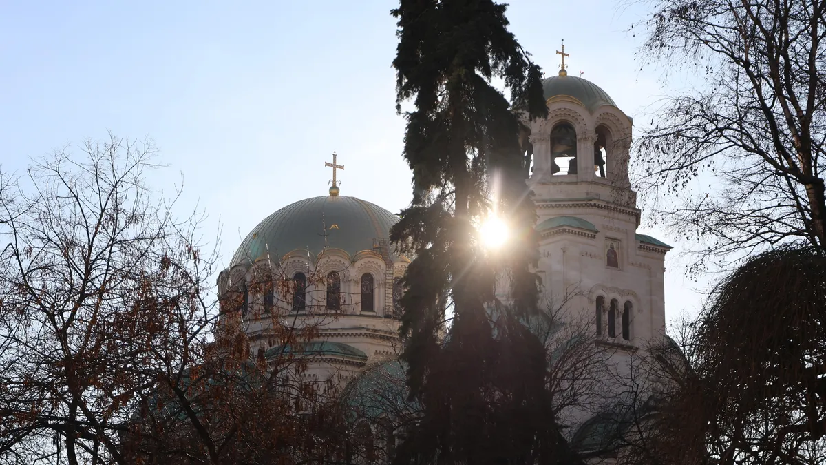 Слънчев понеделник, с облаци над Източна България