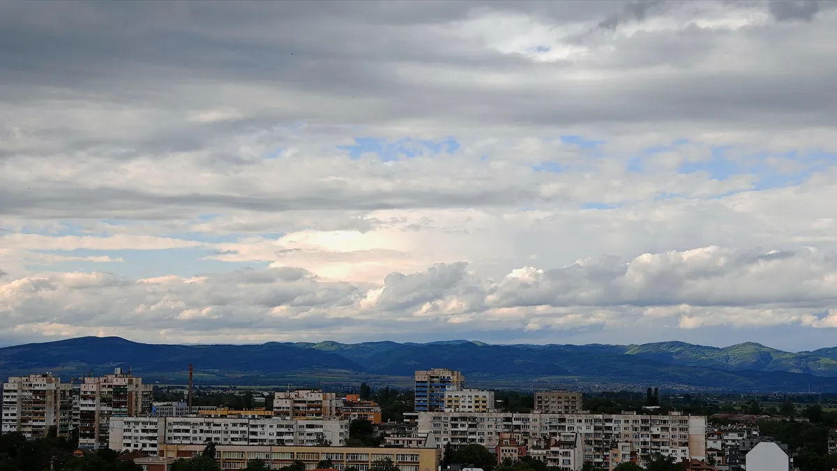 Слънчево и горещо в четвъртък, 5 юни, следобед валежи и гръмотевици в Западна България