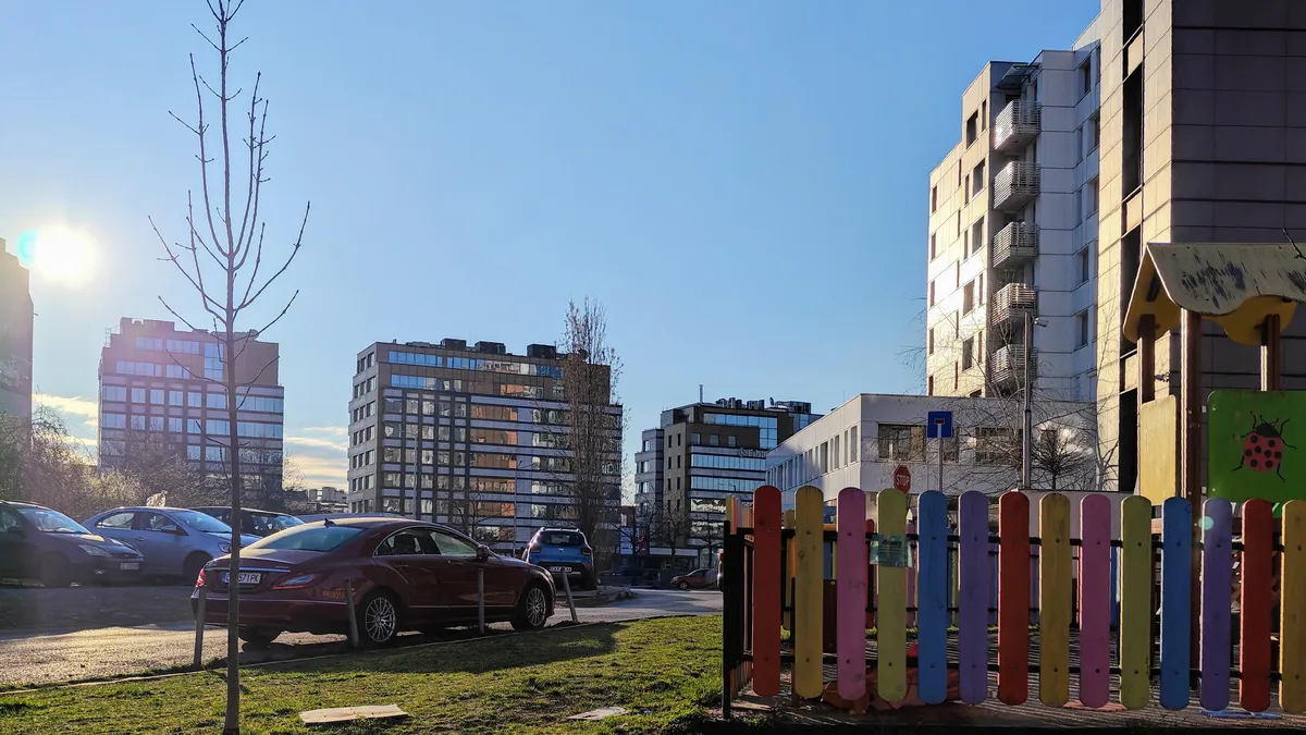 Слънчево с купести облаци следобед в събота, температурите до 28 градуса