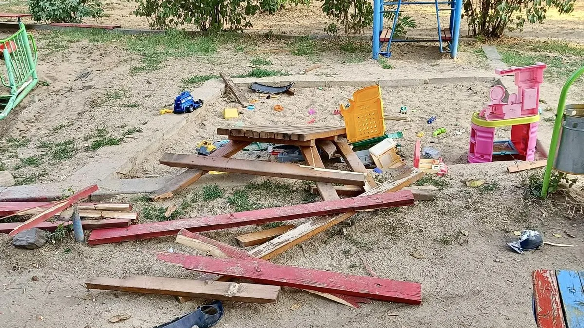 След гонка с полицията: Пиян шофьор се вряза в детска площадка в София