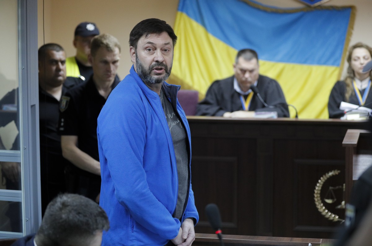 След повече от 400 дни в затвора журналистът Вишински е освободен