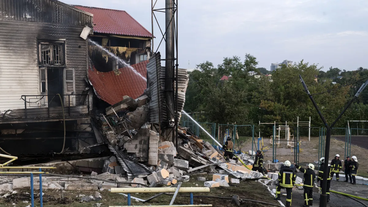 Смъртоносна руска атака уби 15 души в Киев, пораждайки опасения за мирните преговори