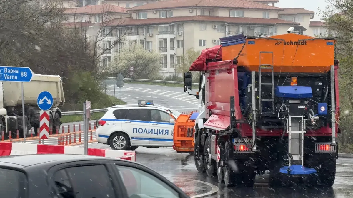 Снежен капан през април в Бургаско: Автобус блокира пътя между Слънчев бряг и Обзор
