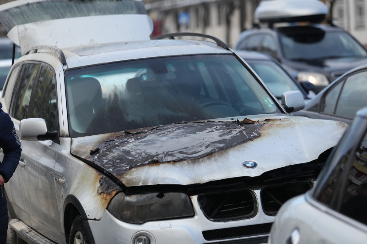 Софийско BMW пламна и изгоря на оживено кръстовище в София