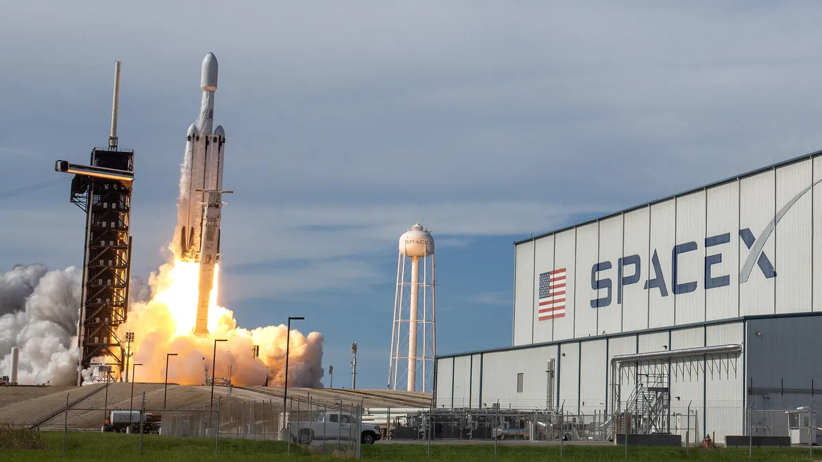 SpaceX отложи мисията си заради теч на хелий