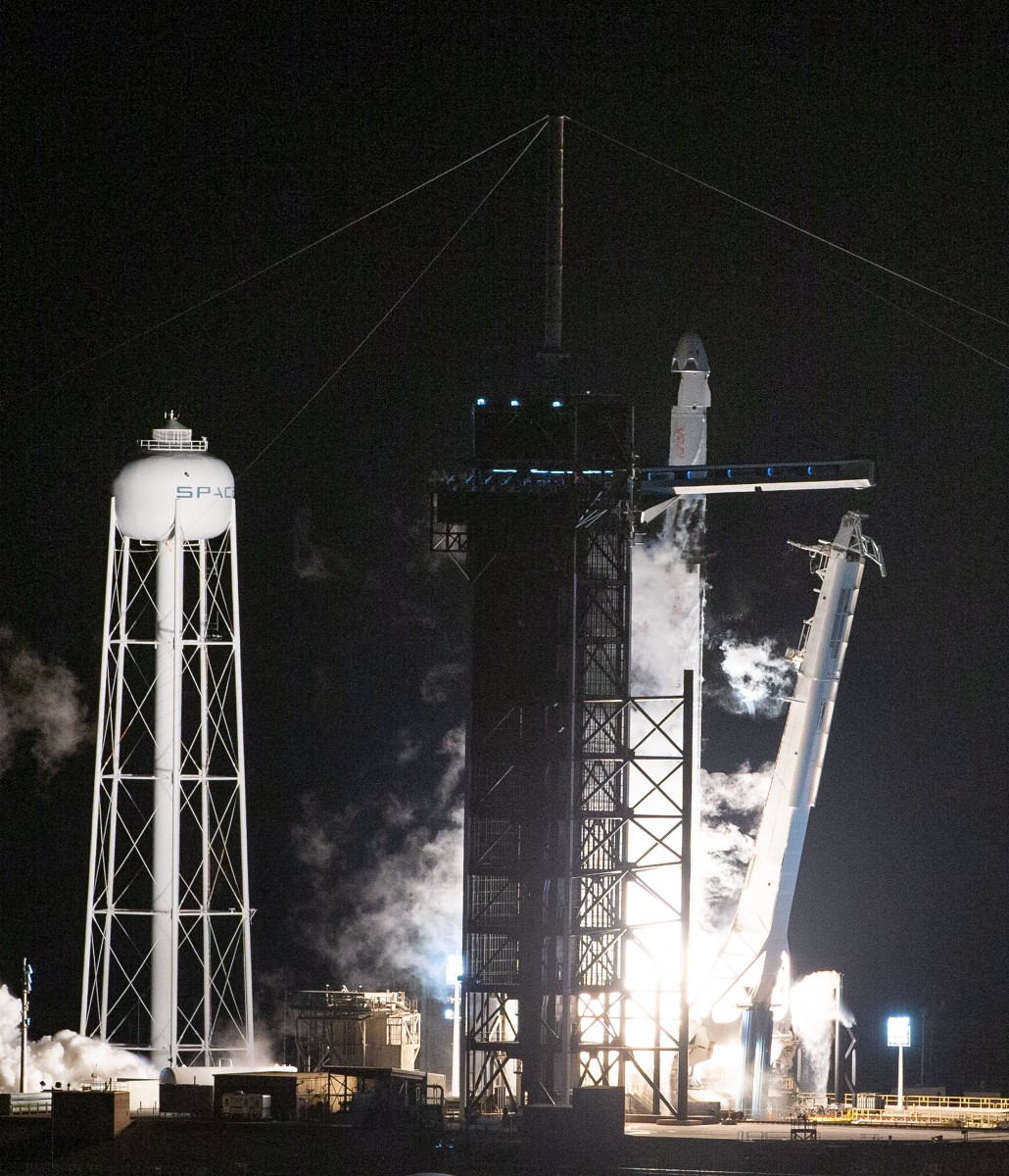 SpaceX се скачи с Международната космическа станция