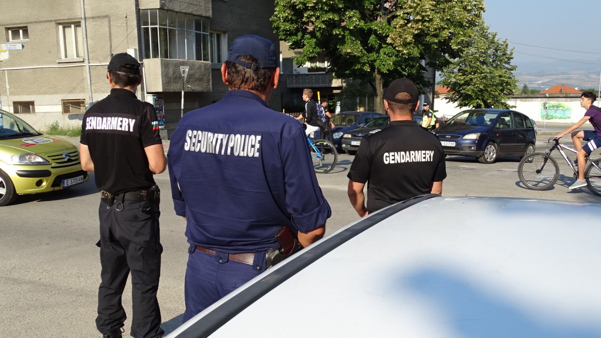 Спецоперация срещу телефонните измамници в град Левски