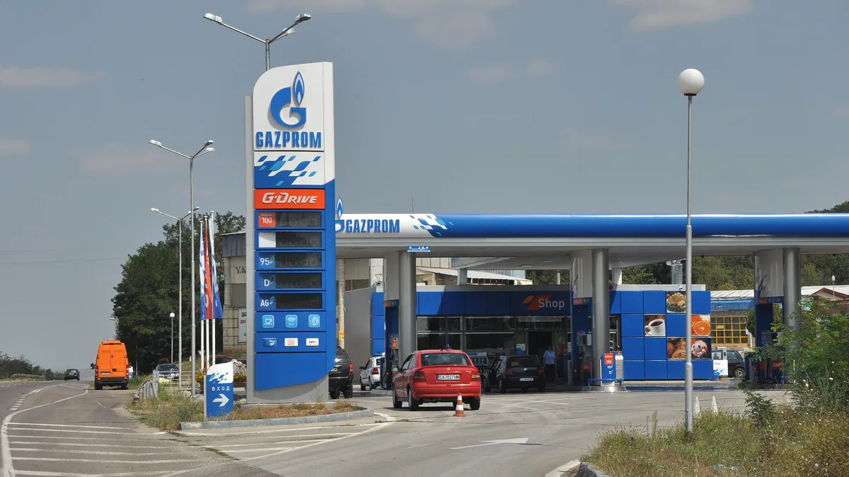 Сръбската НИС продава бензиностанциите си „Газпром“ в България