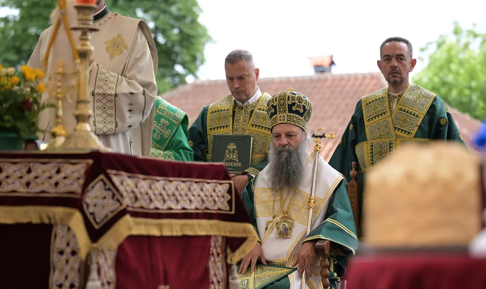 Сръбският патриарх отслужи литургия срещу “българския окупатор”