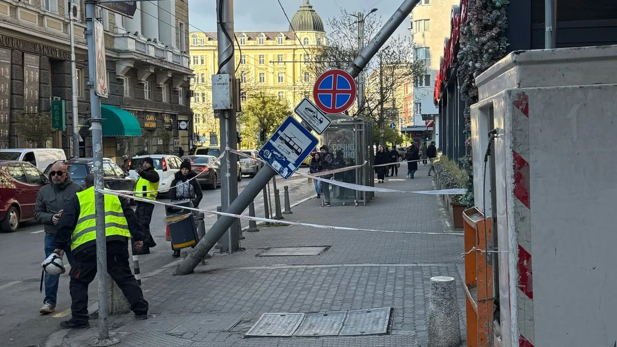 Стълб падна върху заведение в центъра на София