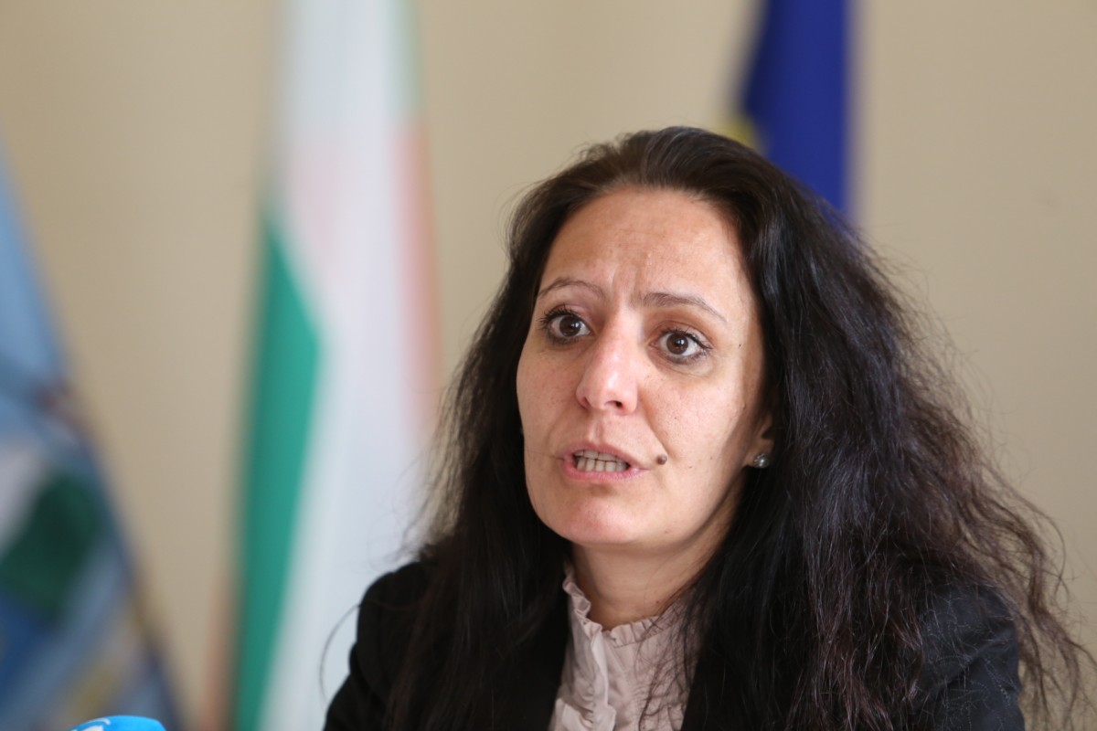 Станиславова получила 7 хил. лв. от проекта за възрастните, ДБ свали доверието си