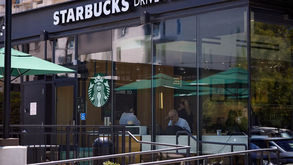 Starbucks отчете спад в тримесечната си печалба
