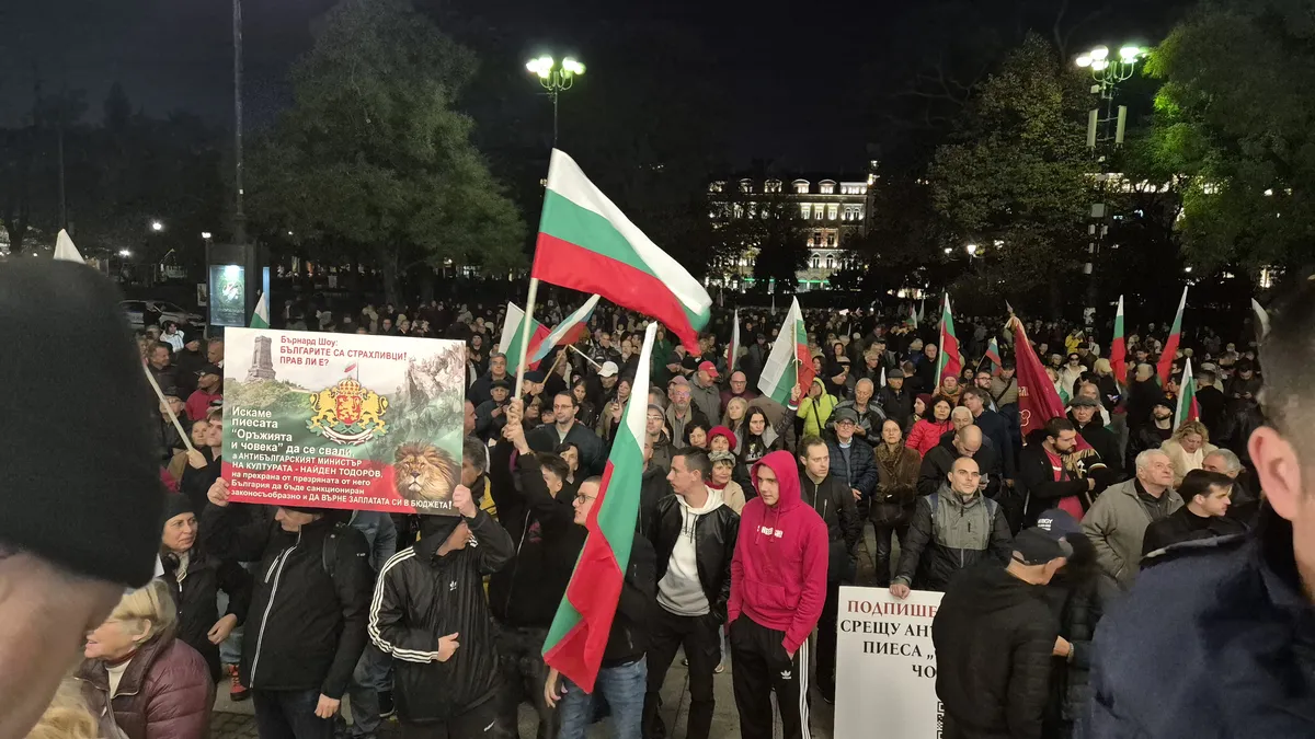 Стотици искат оставката на директора на Народния театър заради представлението на Джон Малкович 