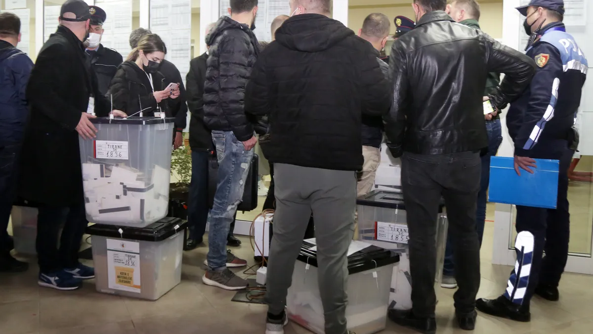 Стотици международни наблюдатели са разпределени в цяла Албания за парламентарните избори