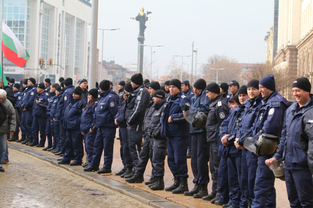Страстите пред МРРБ ескалираха, протестиращи щурмуваха сградата