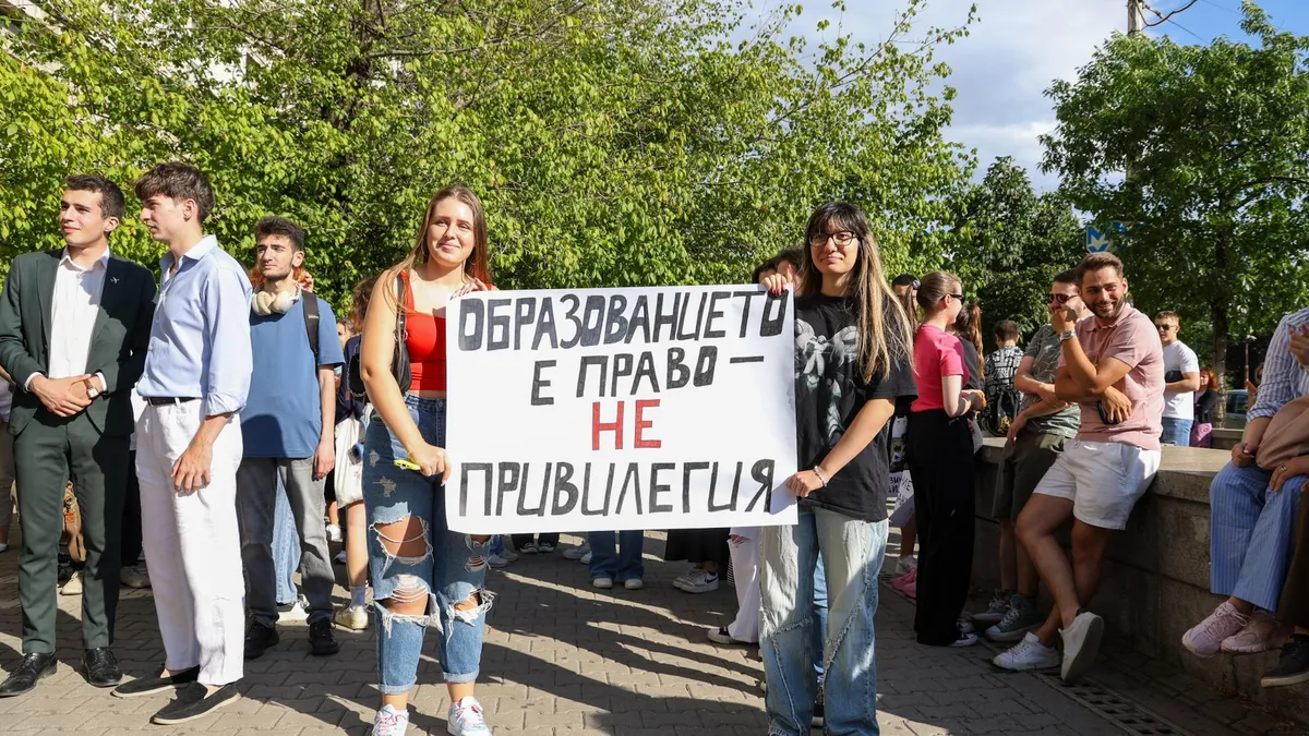 Студенти излязоха на протест под надслов "Образованието е право, а не привилегия"