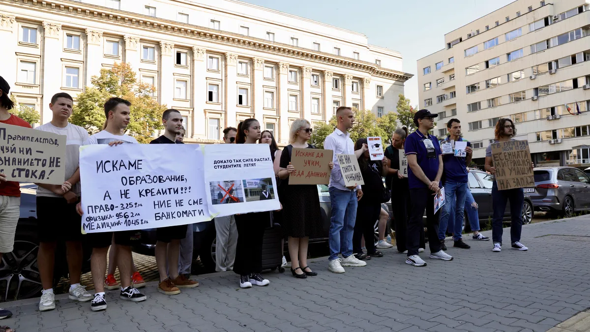 Студенти на протест срещу високите такси: Искаме да учим, не да дължим