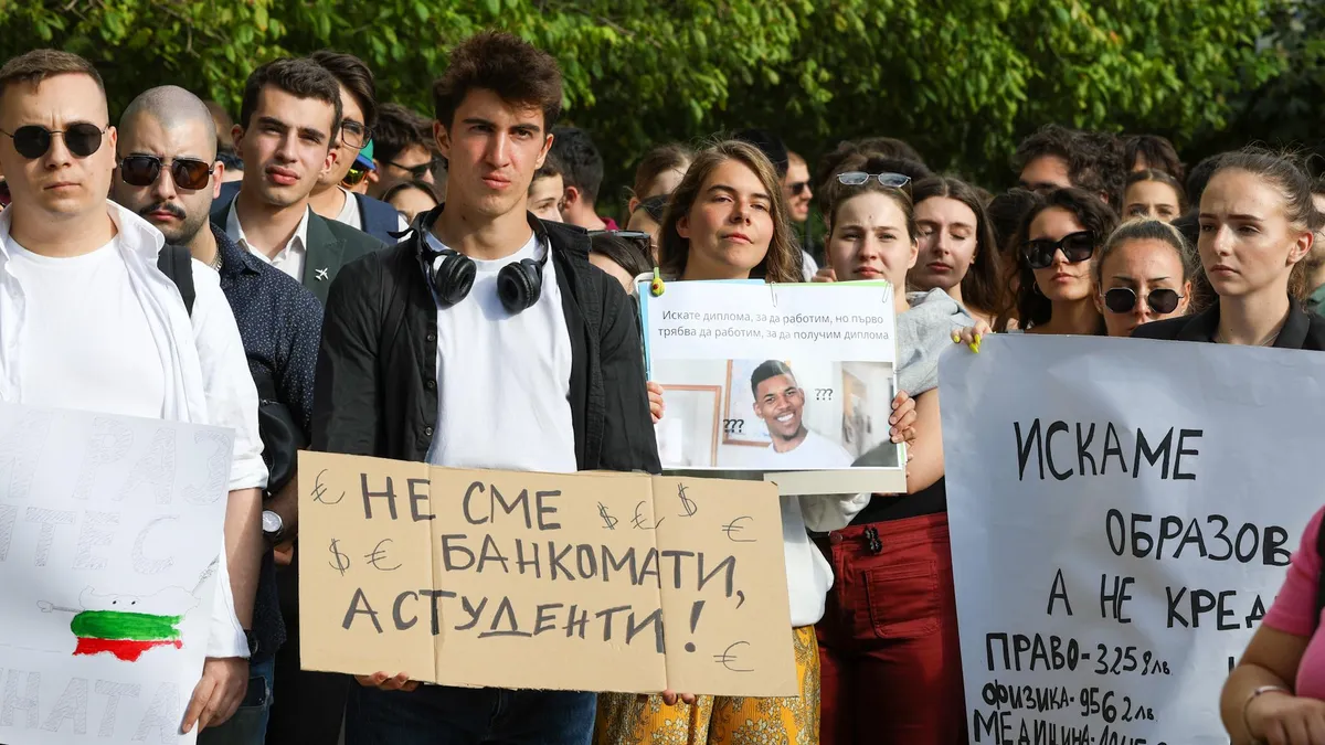 Студенти отново излизат на протест заради повишените такси за обучение 