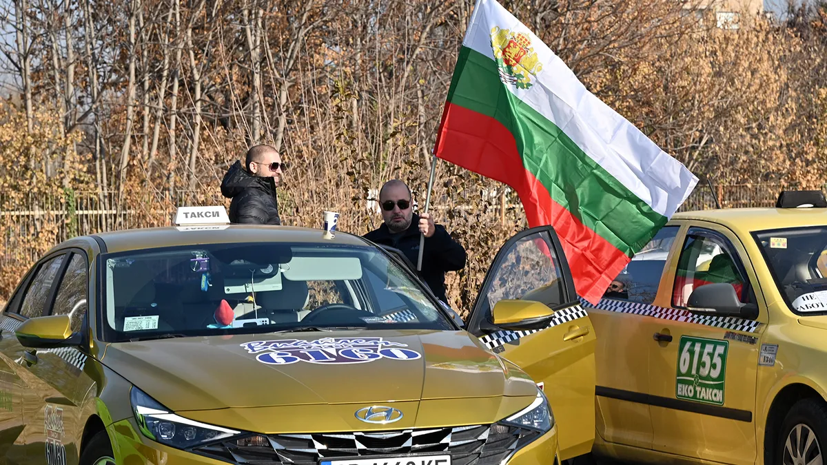 Таксиметровите шофьори от 7 града излязоха на протест в Пловдив