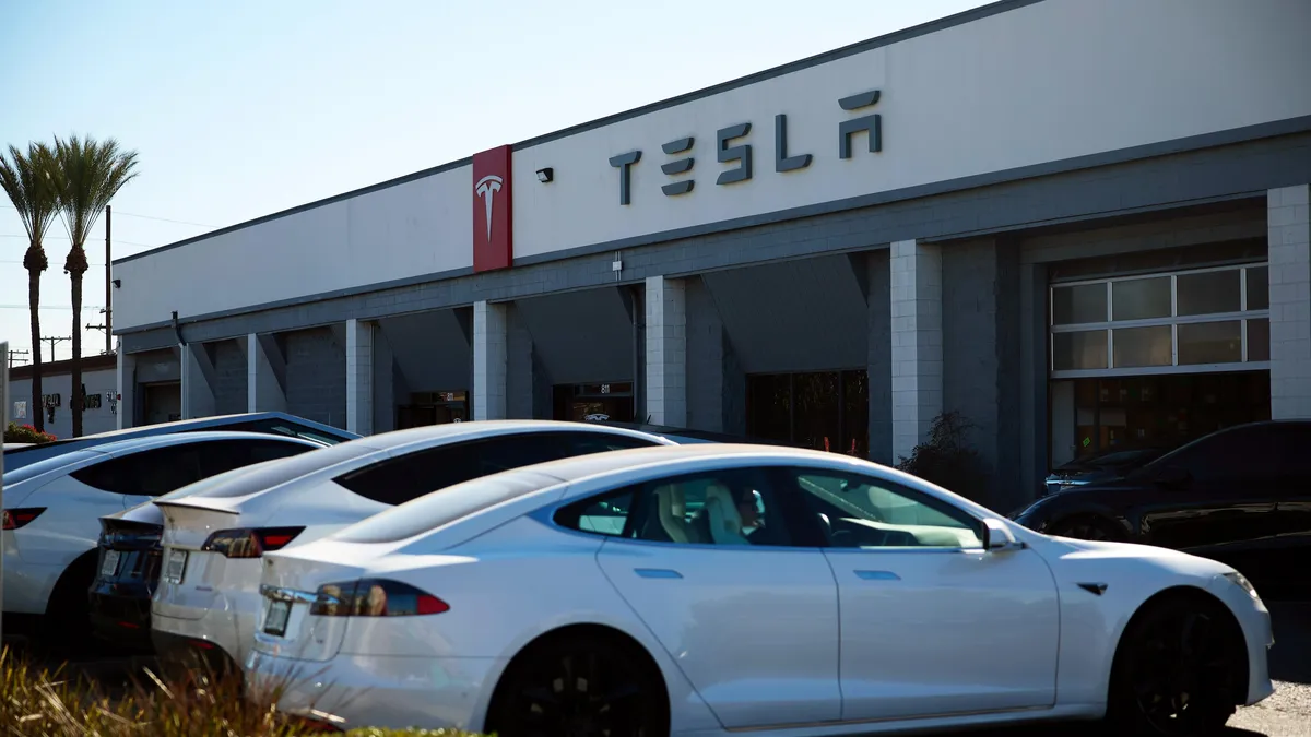 Tesla отчете 13,5% спад в продажбите на автомобили през второто тримесечие