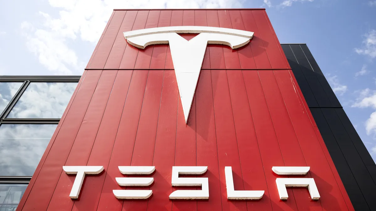 Tesla отчита спад в печалбите, акциите се сринаха с над 8%