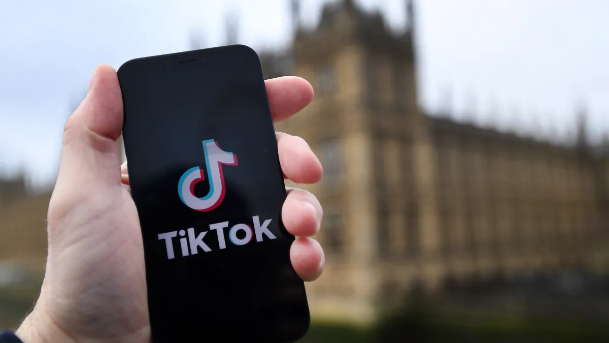 TikTok съкращава стотици служители и ги заменя с изкуствен интелект