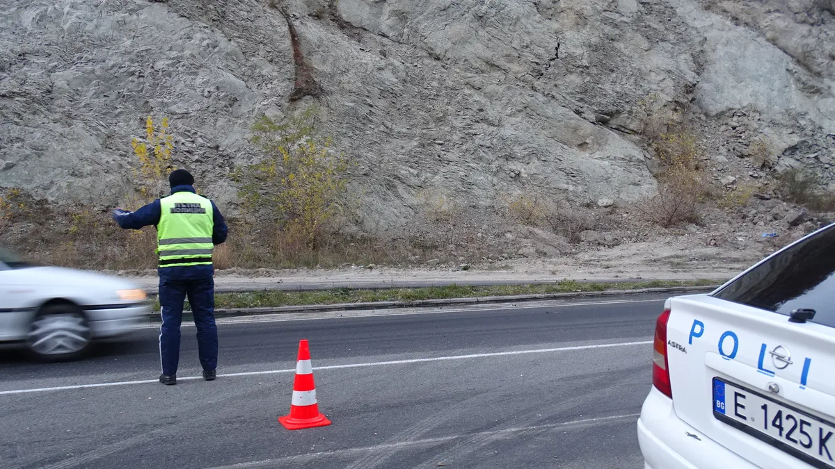 ТИР разсипа товара си на Прохода на Републиката, двама души са в болница