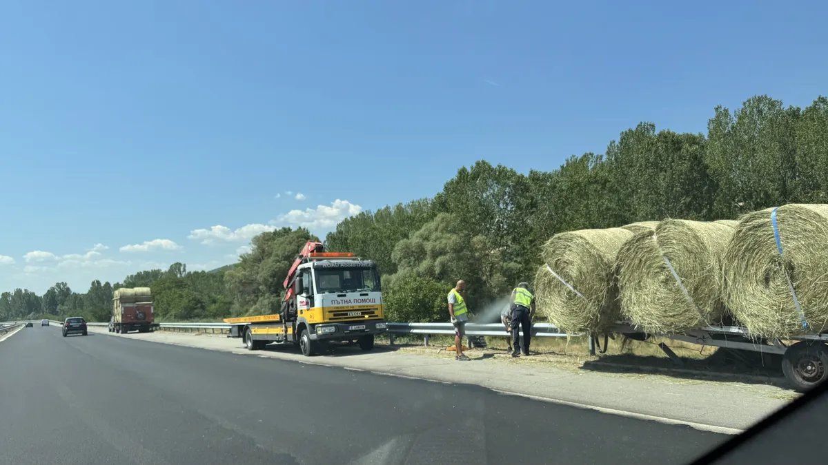 ТИР със сено се удари в мантинелата на АМ Струма
