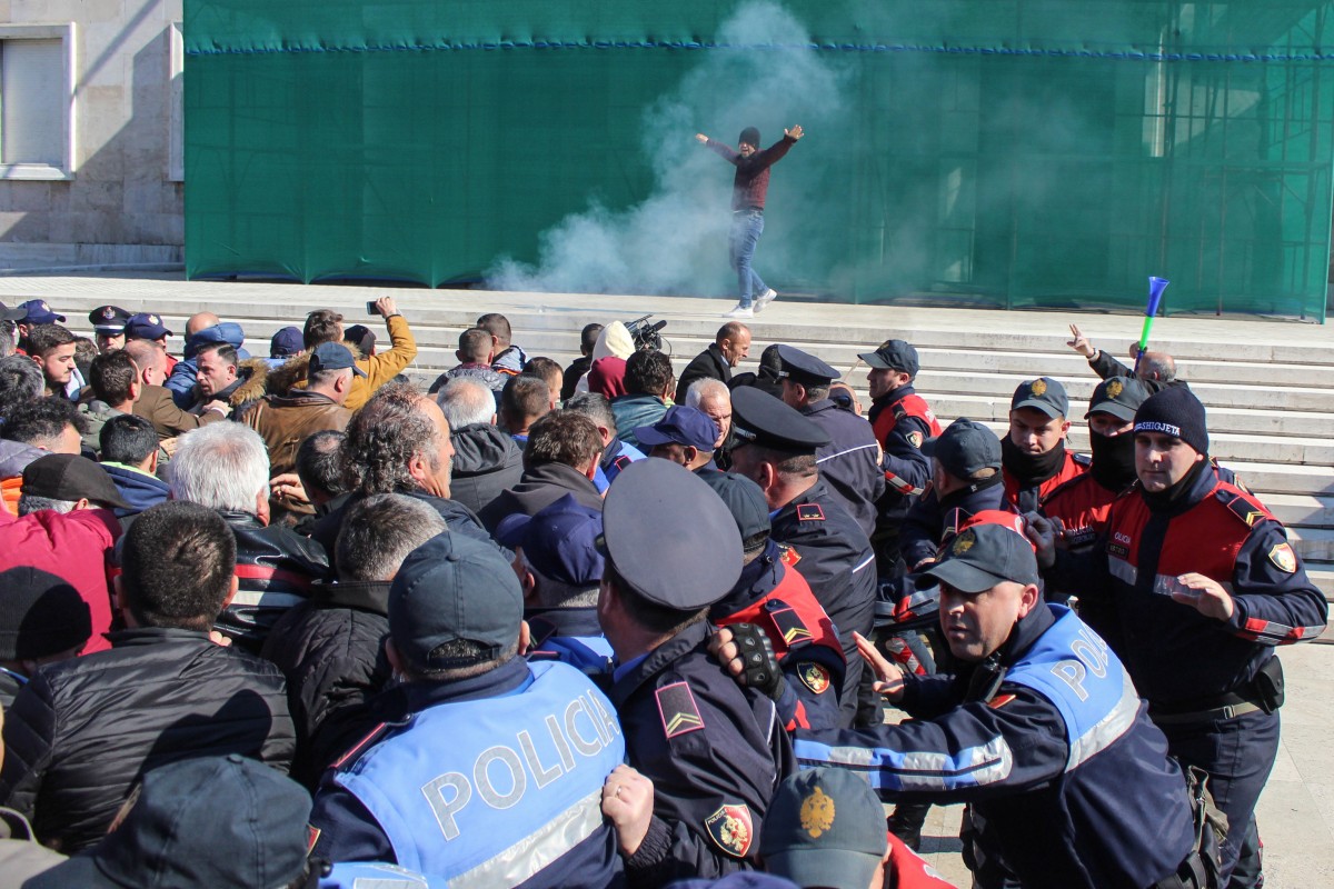 Сблъсъци и сълзотворен газ в Тирана по време антиправителствен протест