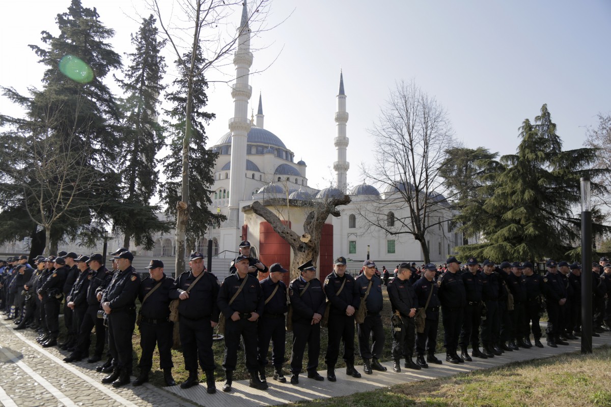 Тирана е под полицейска обсада