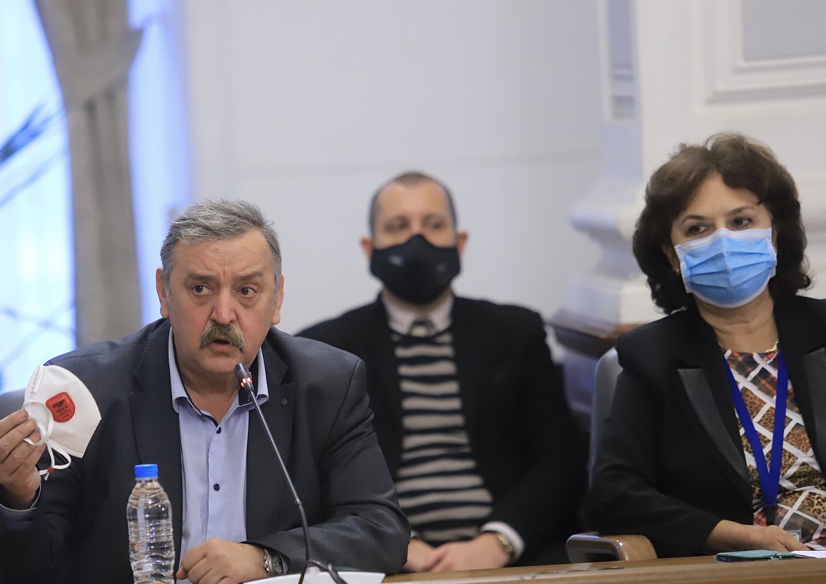 Кантарджиев: Ползвайте маските, те ще ви опазят, да се правят и антигенни тестове