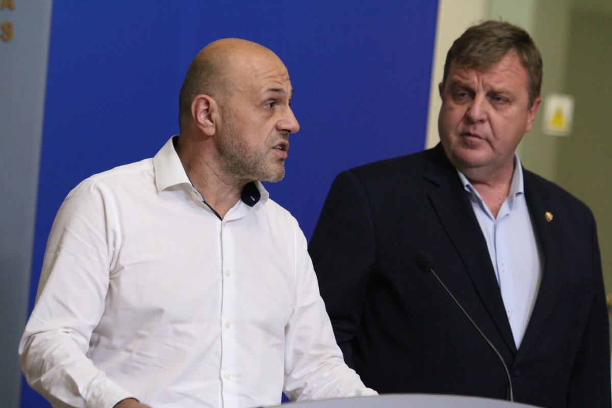 Правителството няма да иска оставката на Радев, призоваха за повече мъдрост