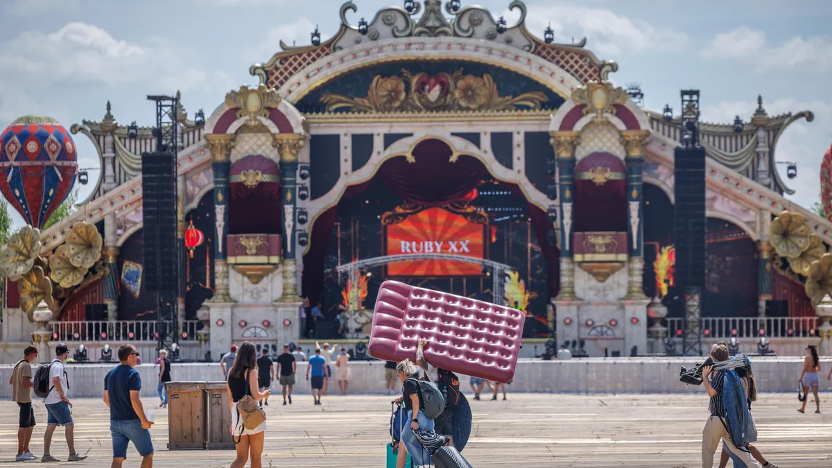 Tomorrowland започна с нова сцена след пожар