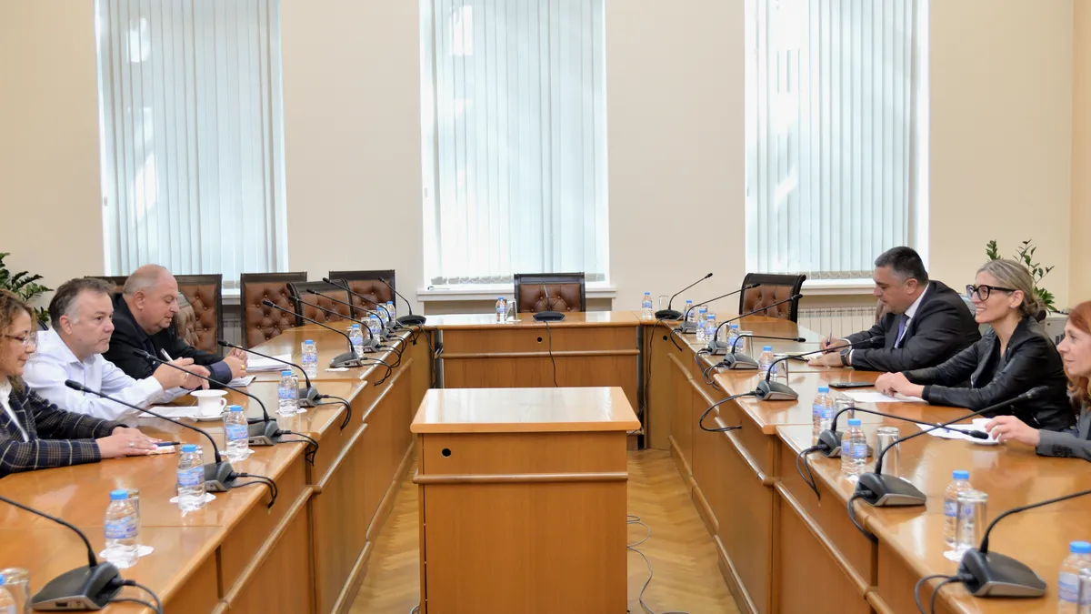 Транспортният министър: Държавата прави много за „Български пощи“, сега на ход е ръководството