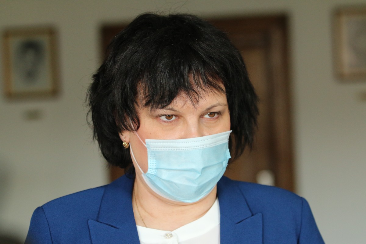 Три класа може да се върнат в училище, расте списъкът на пожелалите ваксина учители