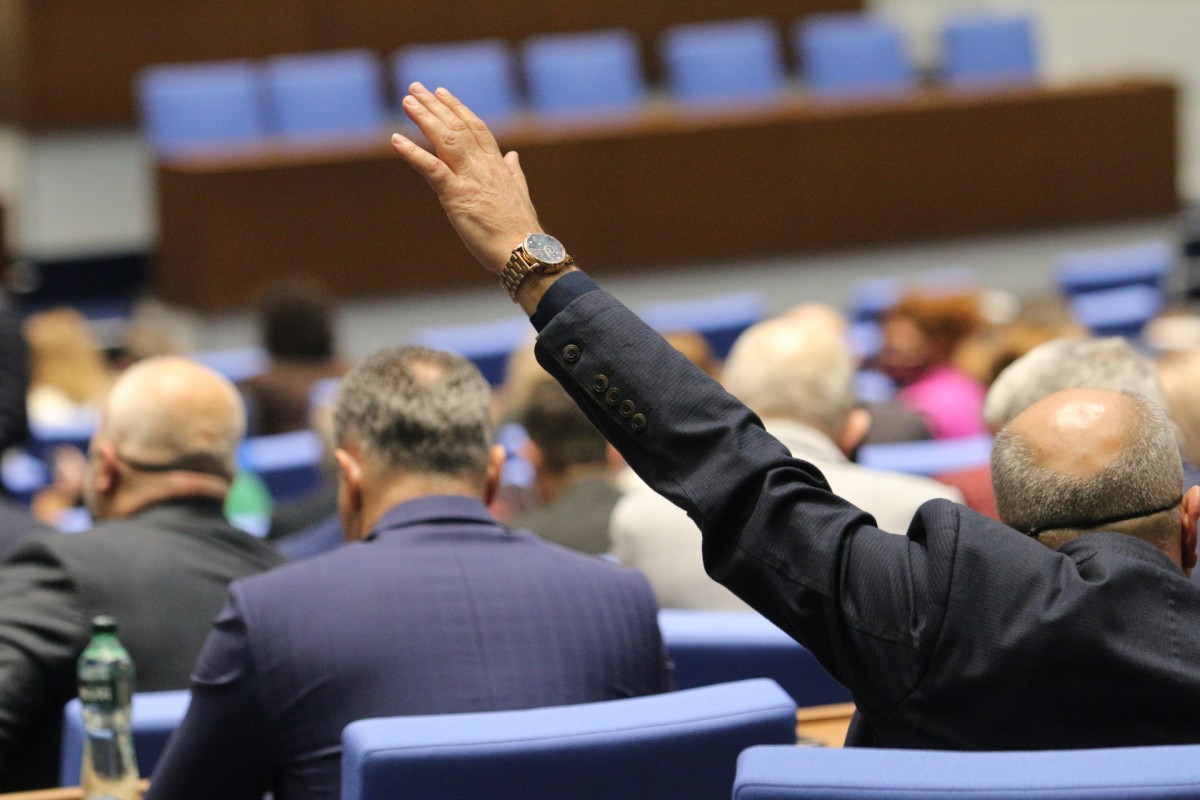Трима министри на парламентарен контрол
