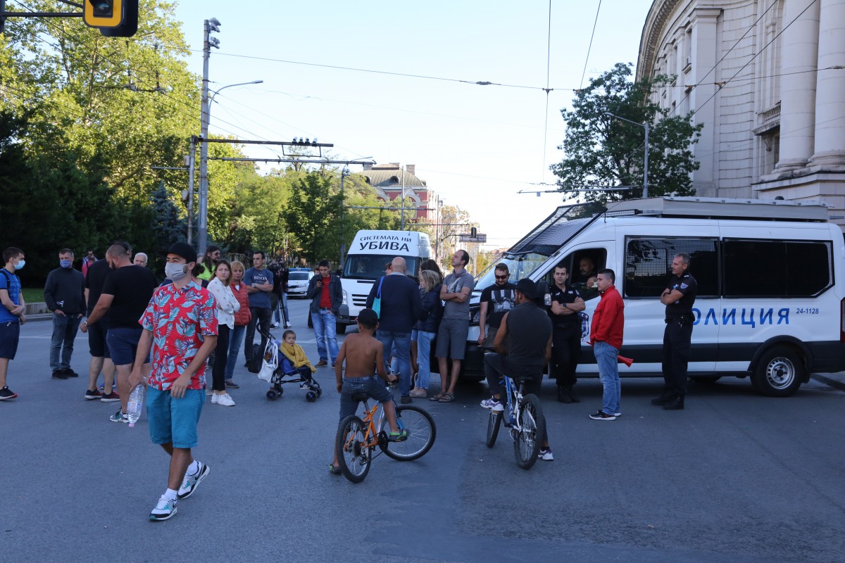 Централни кръстовища на София остават блокирани