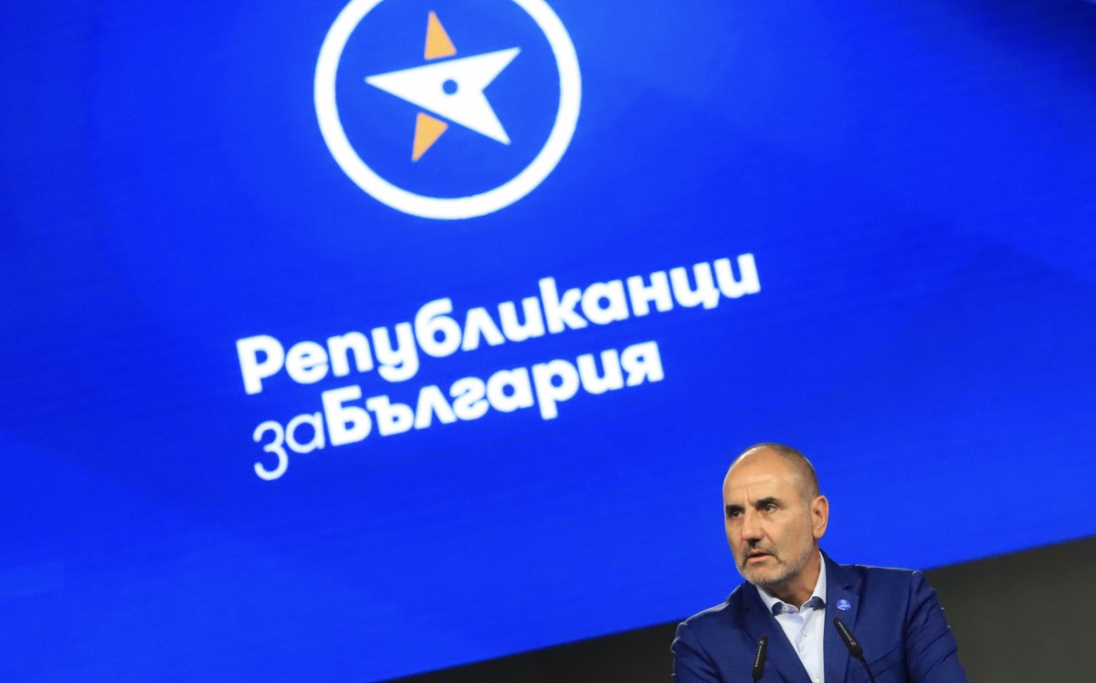 Цветанов внася подписите за регистрация на „Републиканци за България”