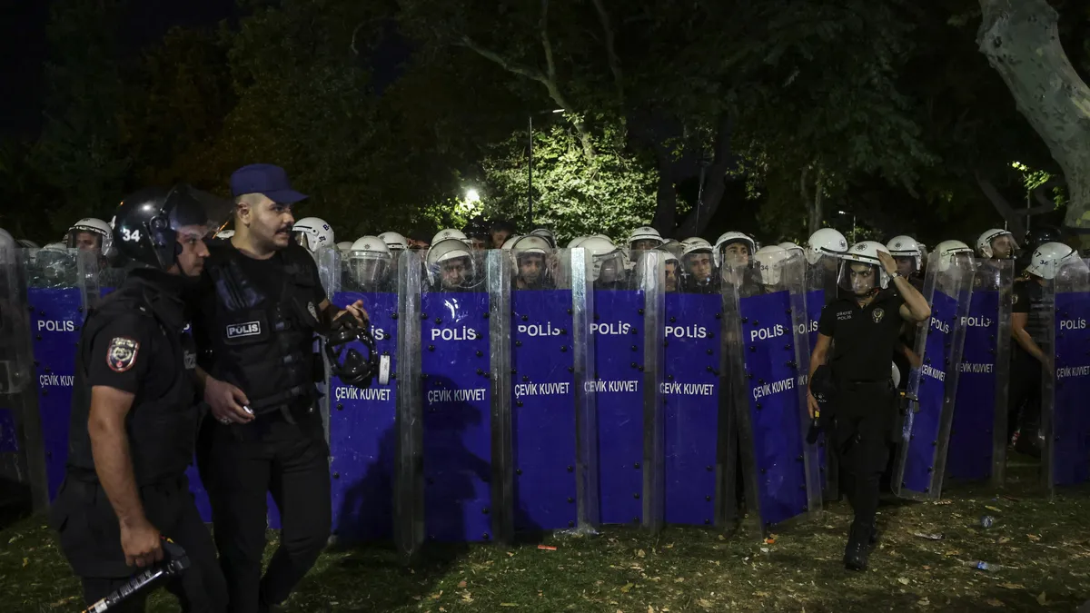 Турция задържа бившия кмет на Измир и над 100 опозиционни дейци