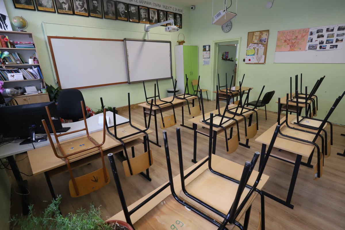Учениците от 7, 8 и 12 клас се връщат присъствено в училище