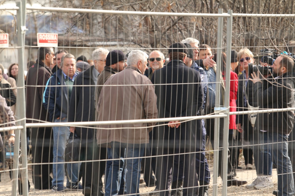 Учени от БАН на протест срещу неправомерно заграден терен в двора им
