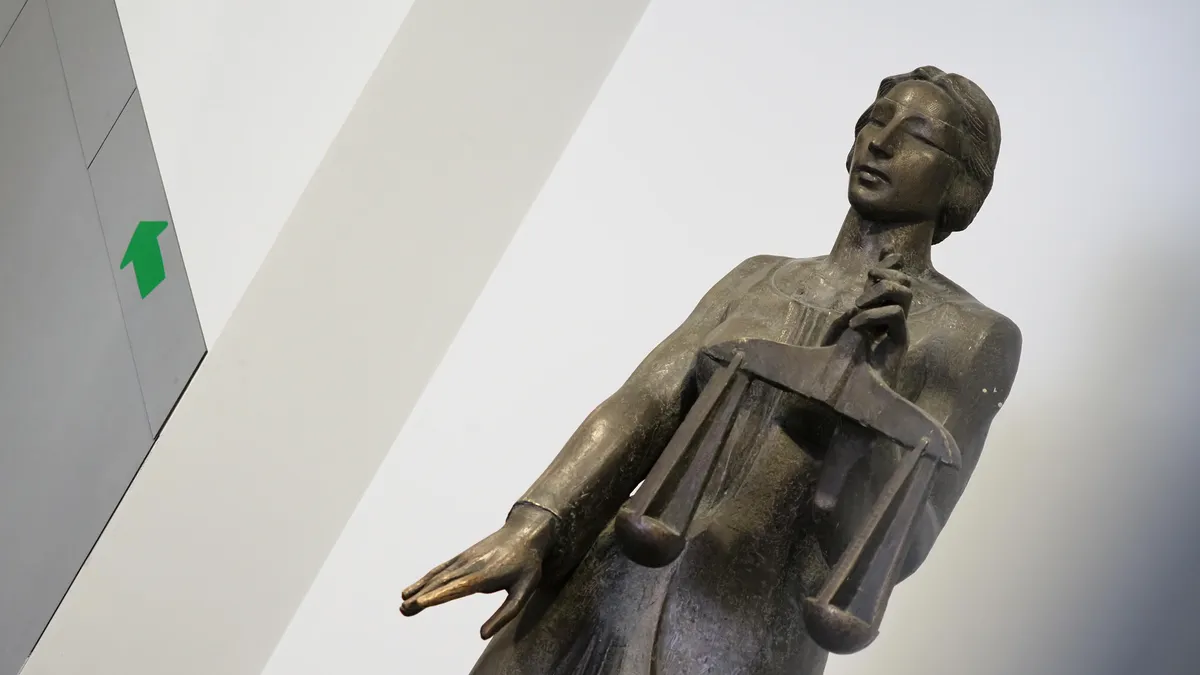Учителят, обвинен в педофилия, остава в ареста
